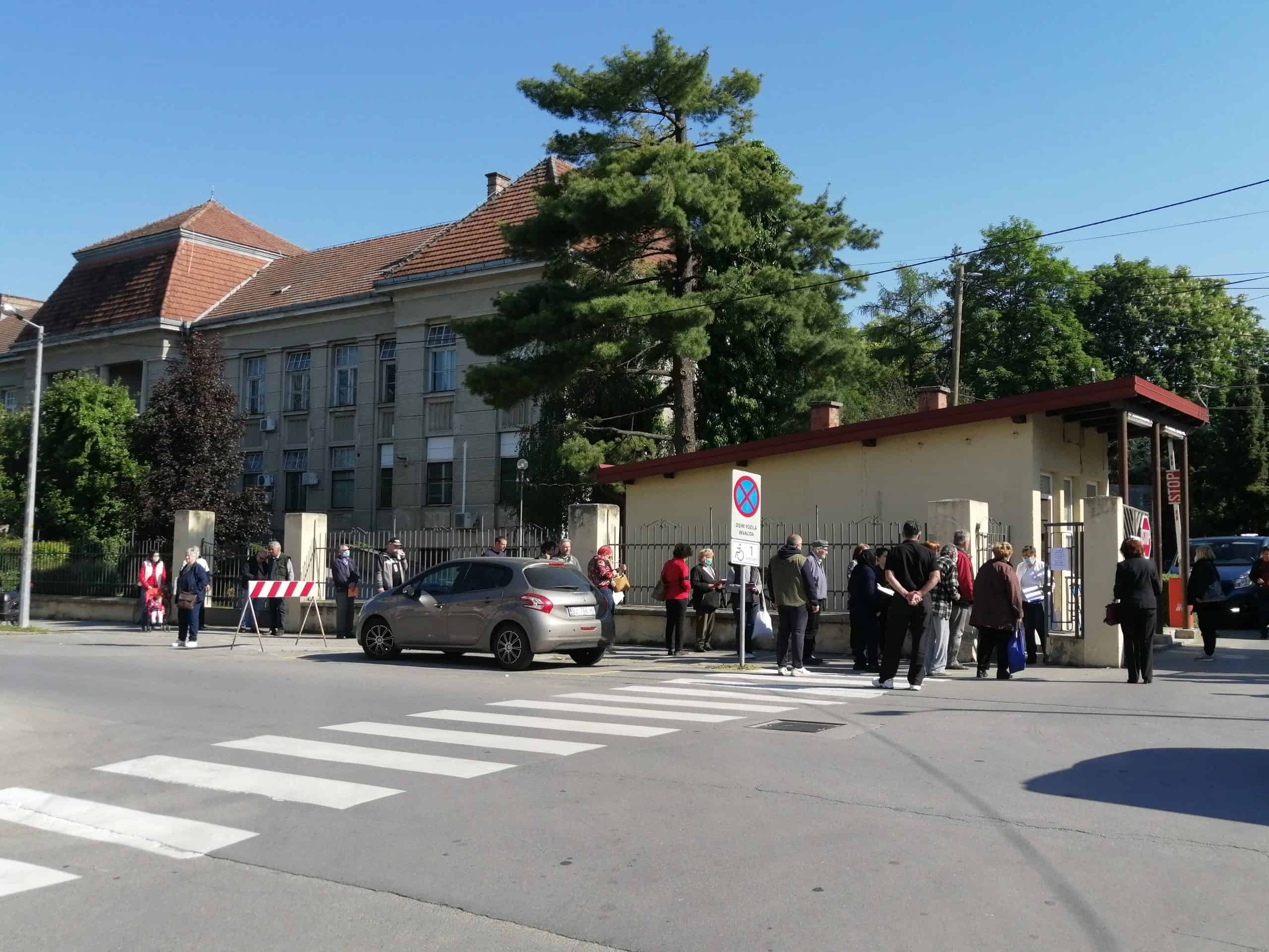 BOLNIČKE USLUGE Redovi na ulici postala su naša stvarnost