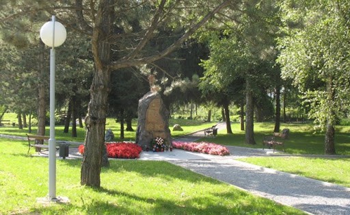 PARK BRANITELJA Ivičnjaci i pješačka staza postali problem