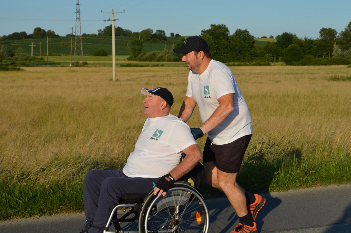 MARATON ZA PAMĆENJE Prijatelja u kolicima gurao 13,5 kilometara