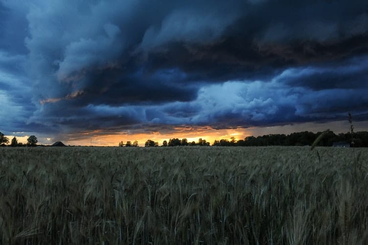 Toplinski val je iza nas, no stiže nova opasnost – oluje, pijavice, poplave!