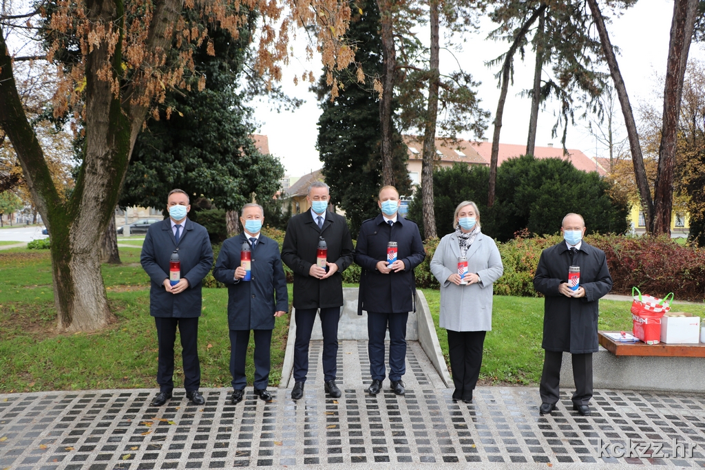 ZA VUKOVAR I ŠKABRNJU Položeni vijenci kod Spomenika slobodi