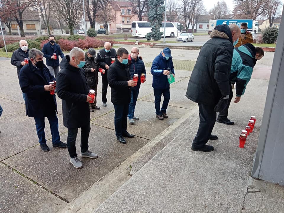 OPROŠTAJ Kod dvorane zapaljeni lampioni za prof. Željka Seleša