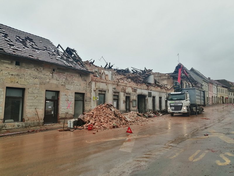 NOVA TRADEGIJA Poginuo u padu s krova koji je popravljao