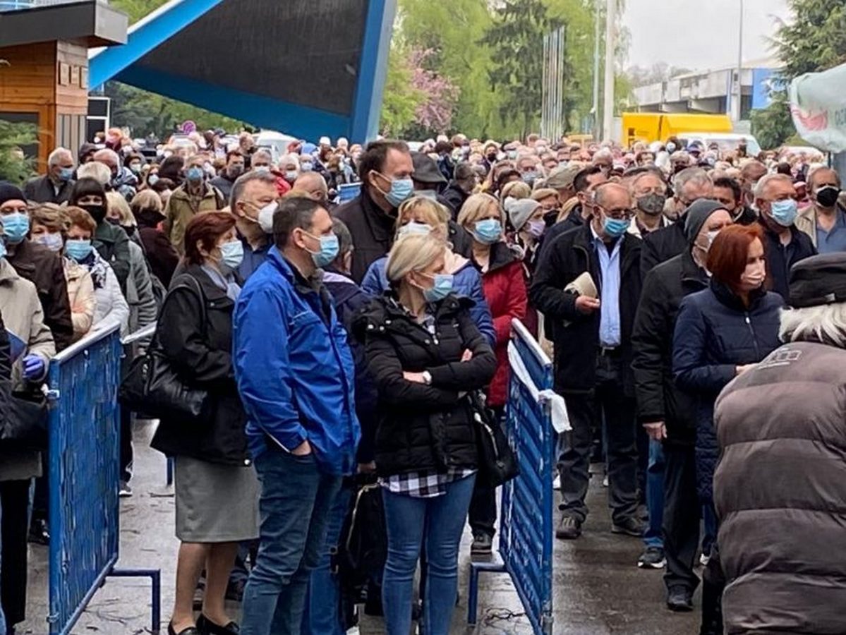 Zbog cijepljenja ljudi nagurani poput sardina