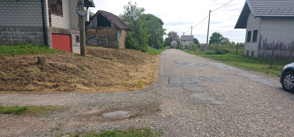 Bajsovi cestari očistili jednu stranu prometnice, a zbog malog broja glasova u selu drugu stranu ni neće