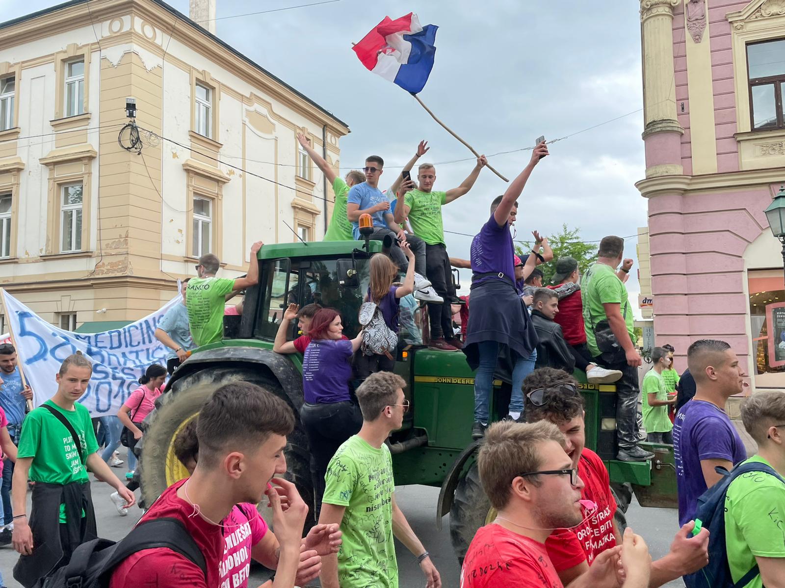 [FOTO I VIDEO] Bjelovar ispraća još jednu generaciju maturanata