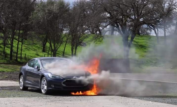 U dvorištu obiteljske kuće se zapalio automobil