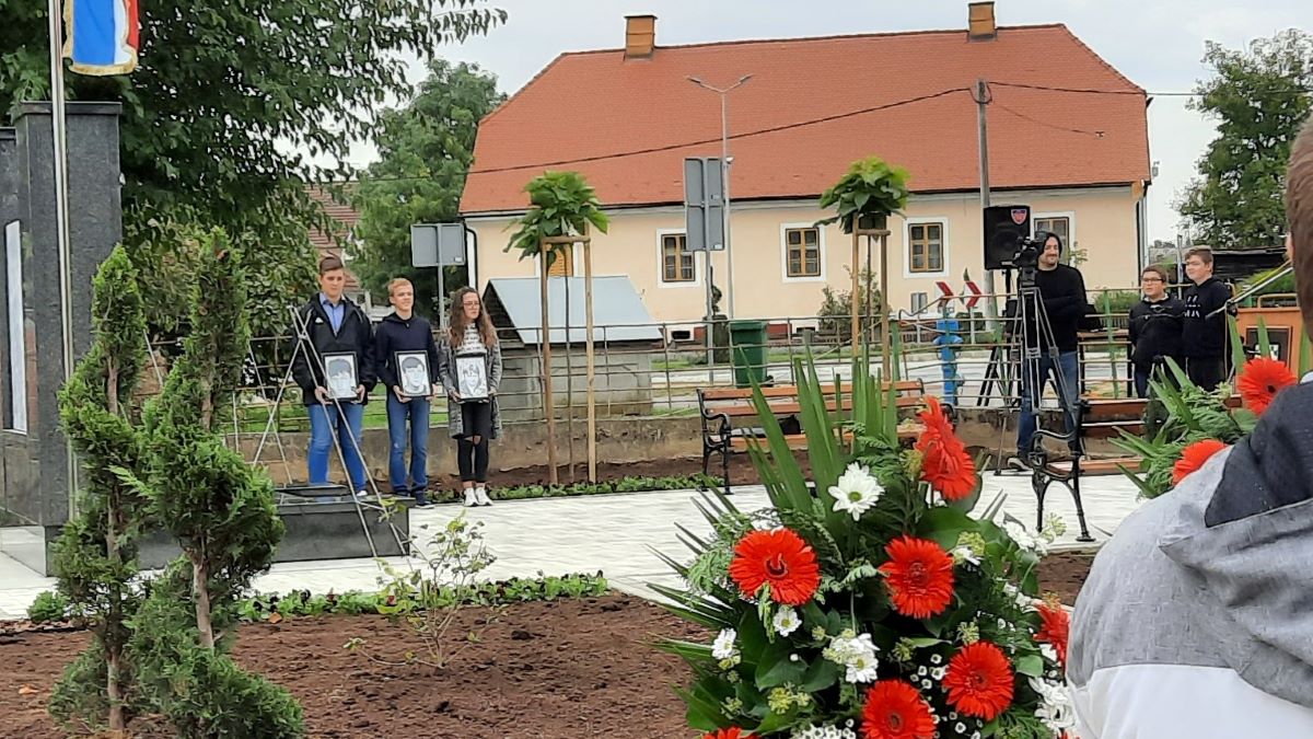 Postavljen i posvećen spomenik palim braniteljima iz Ivanske preseljen zbog gradnje rotora