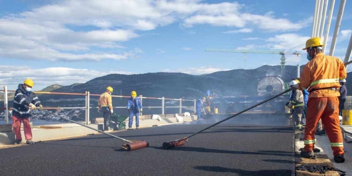 [FOTO] Pelješki most asfaltira se izdržljivijim lijevanim asfaltom