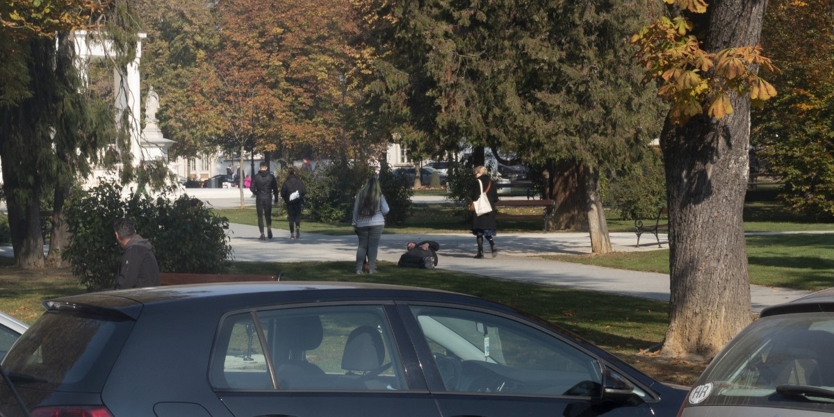 Muškarac se ispružio usred parka, pomogli mu građani