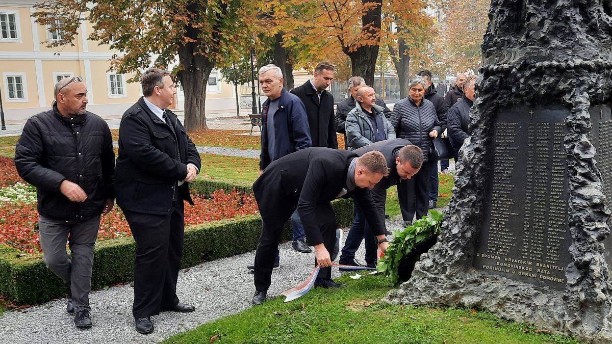 Vijenci i svijeće za poginule sumještane i suborce u Domovinskom ratu