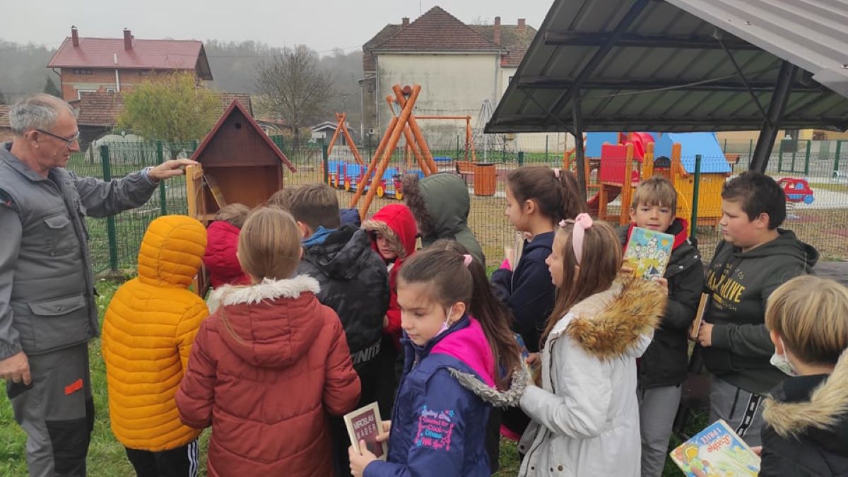 Striček Željko svojim je učenicima u školskom dvorištu napravio ekološku kućicu za knjige!