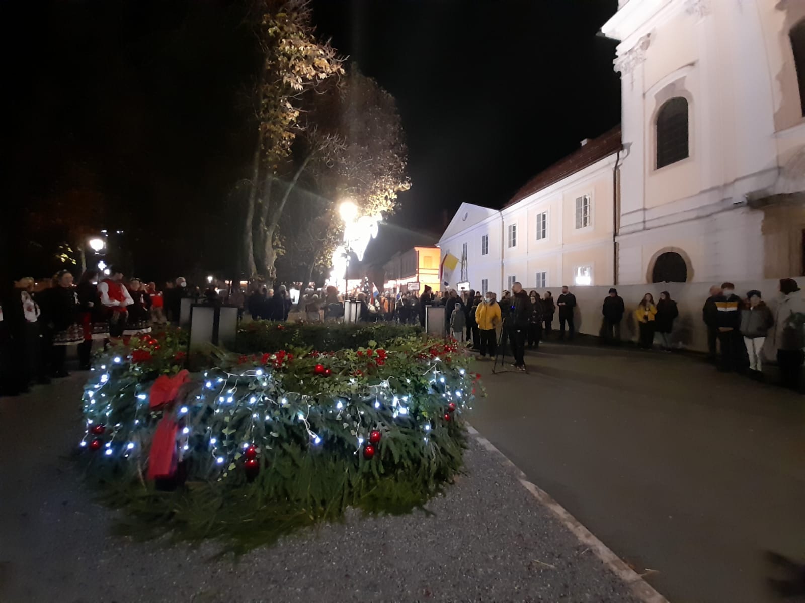 [FOTO] Upaljena prva svijeća na bjelovarskom adventskom vijencu