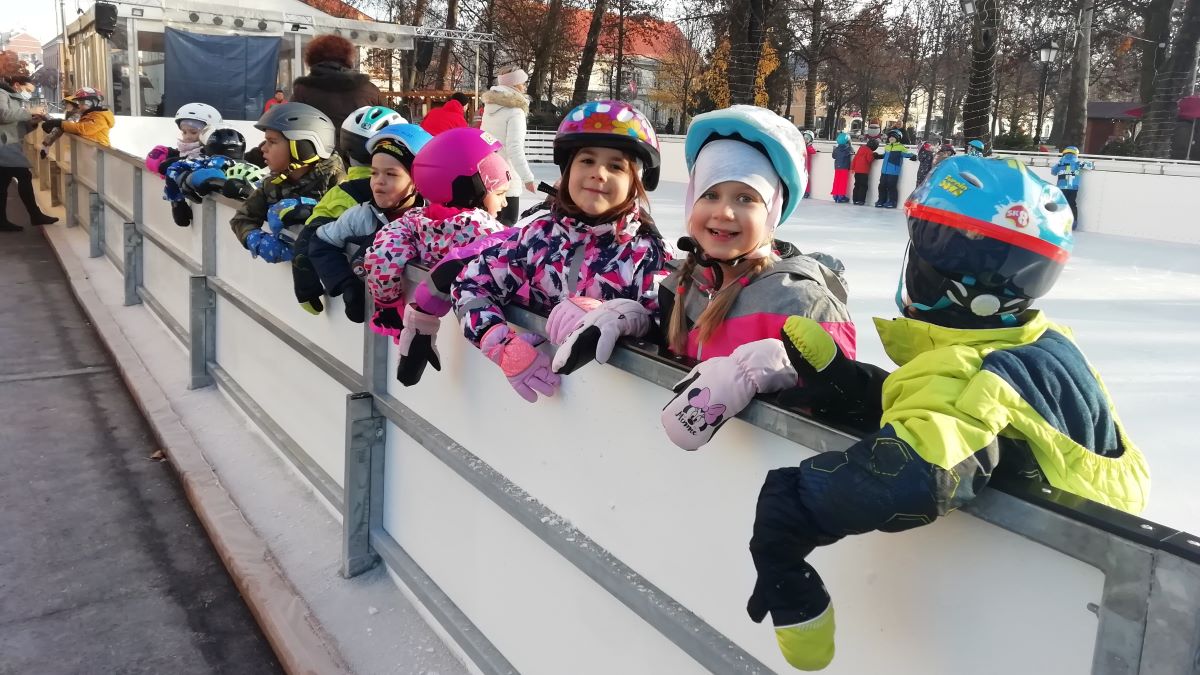 [FOTO] Hladnoća im ne smeta, bjelovarski vrtićanci uživaju na ledu