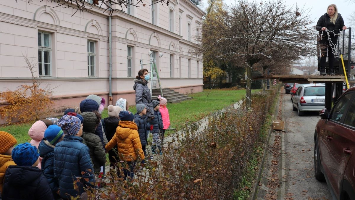 Počelo ukrašavanje grada za nadolazeće blagdane!