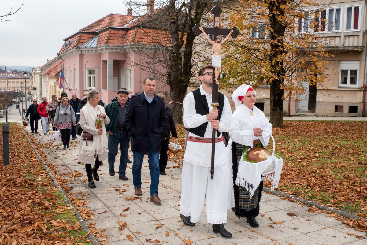 Veselo društvo nazdravilo mladom vinu i vinogradarima