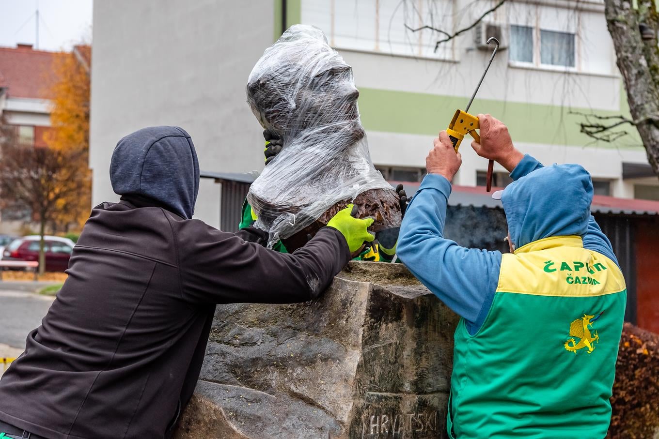 Slavku Kolaru Čazmanci za rođendan daruju knjigu i novu bistu