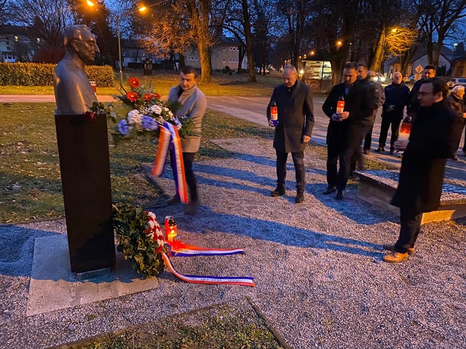 Vijenci i svijeće uz bistu prvog hrvatskog predsjednika