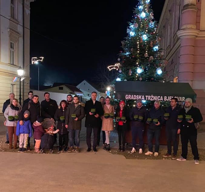 Članovi političke stranke Bjelovarčanima dijelili božićnu pšenicu
