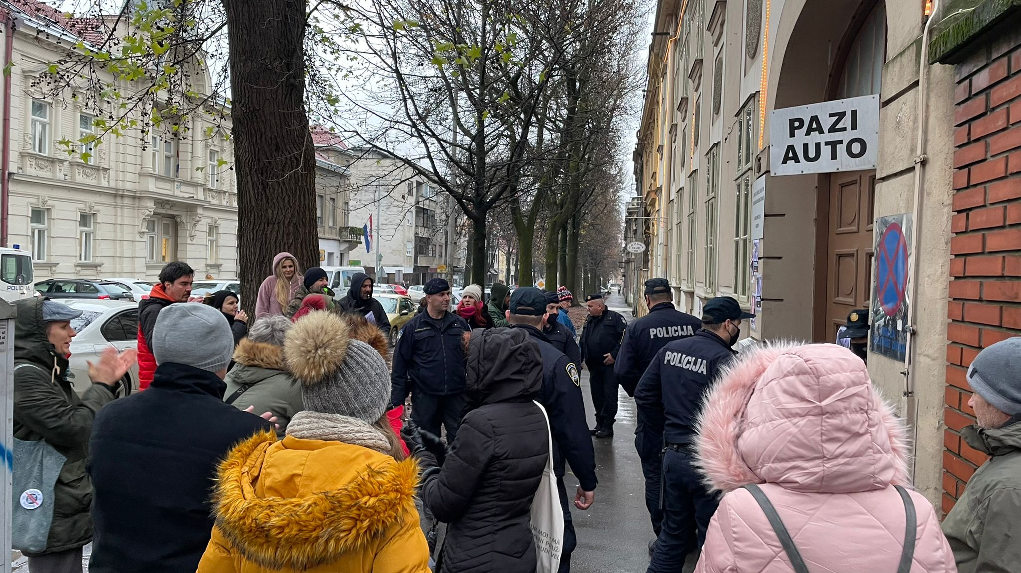 [FOTO I VIDEO] Antivakseri blokirali bjelovarski Zavod za javno zdravstvo i fizički nasrnuli na spremačicu