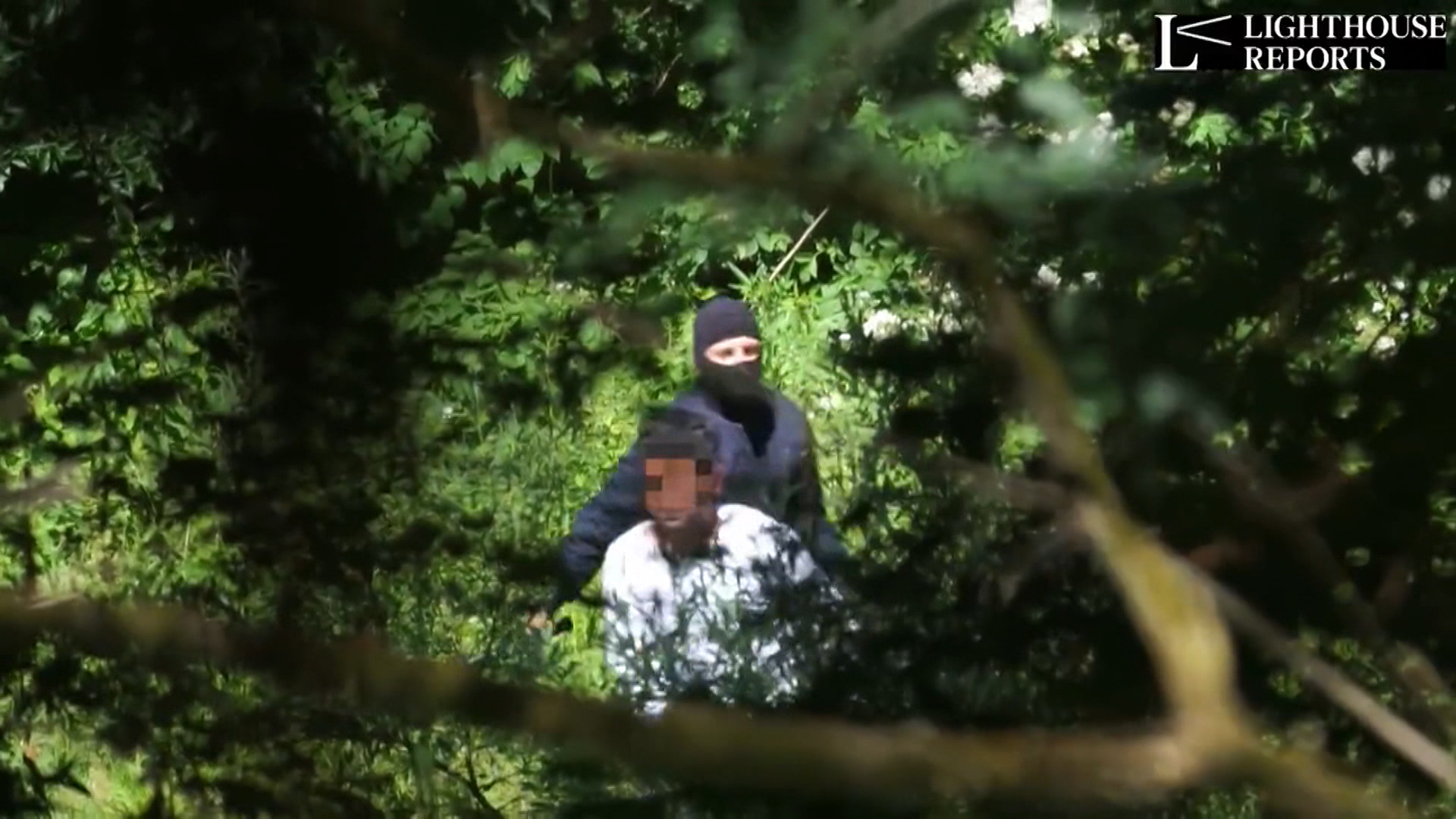 Trojica policajaca koji su snimljeni kako tuku migrante vraćeni na posao
