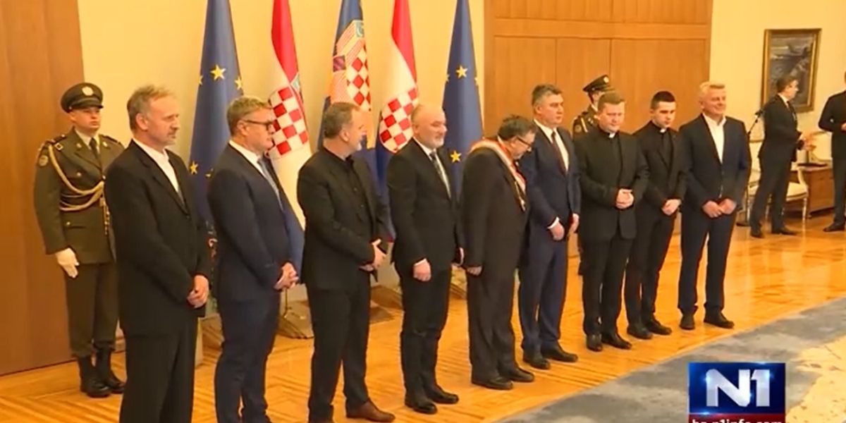 [VIDEO] Pred nadbiskupom zakopčao šlic pa obrisao nos rukom!