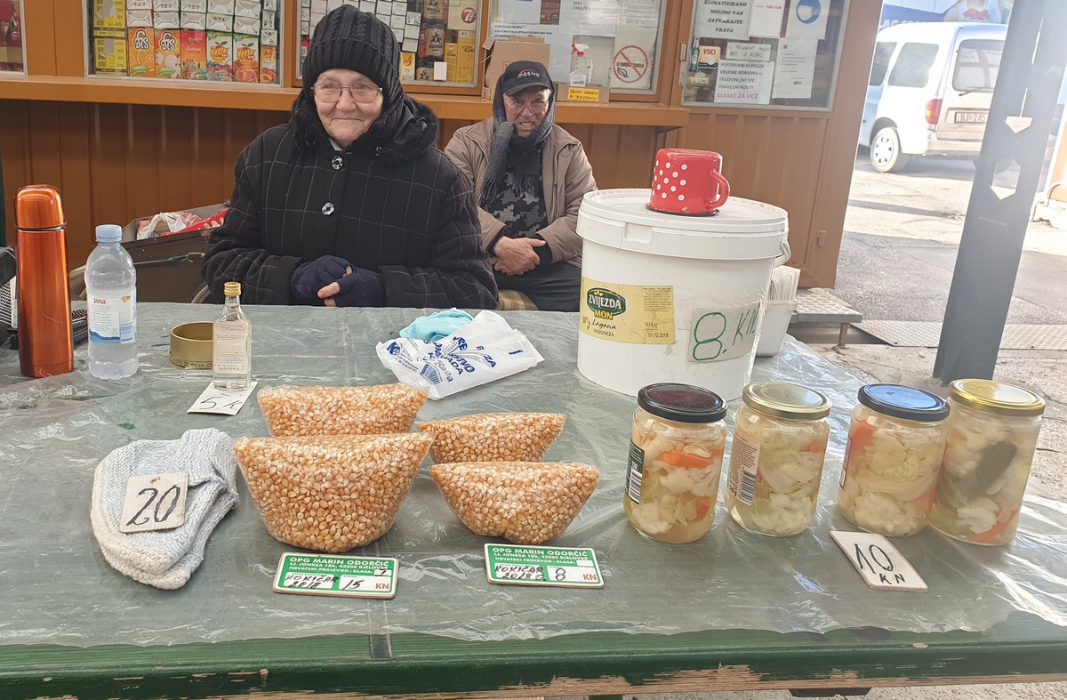 Zbog male mirovine, 83-godišnja Helena na tržnici prodaje svoje domaće proizvode i po cičoj zimi