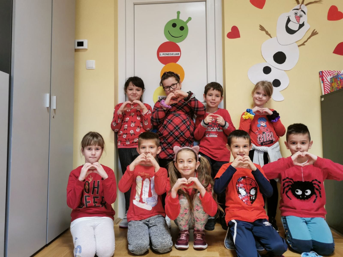 [FOTO] Učenici OŠ V. Trojstvo obilježili Dan crvenih haljina