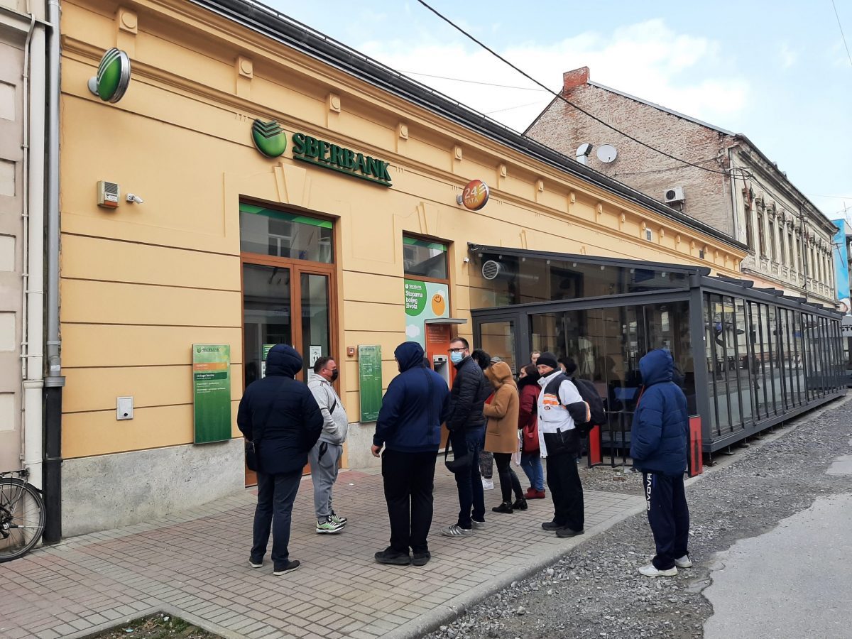 Veliki red ispred Sberbanke u Bjelovaru. Hoće li štediše ostati bez svoga novca?