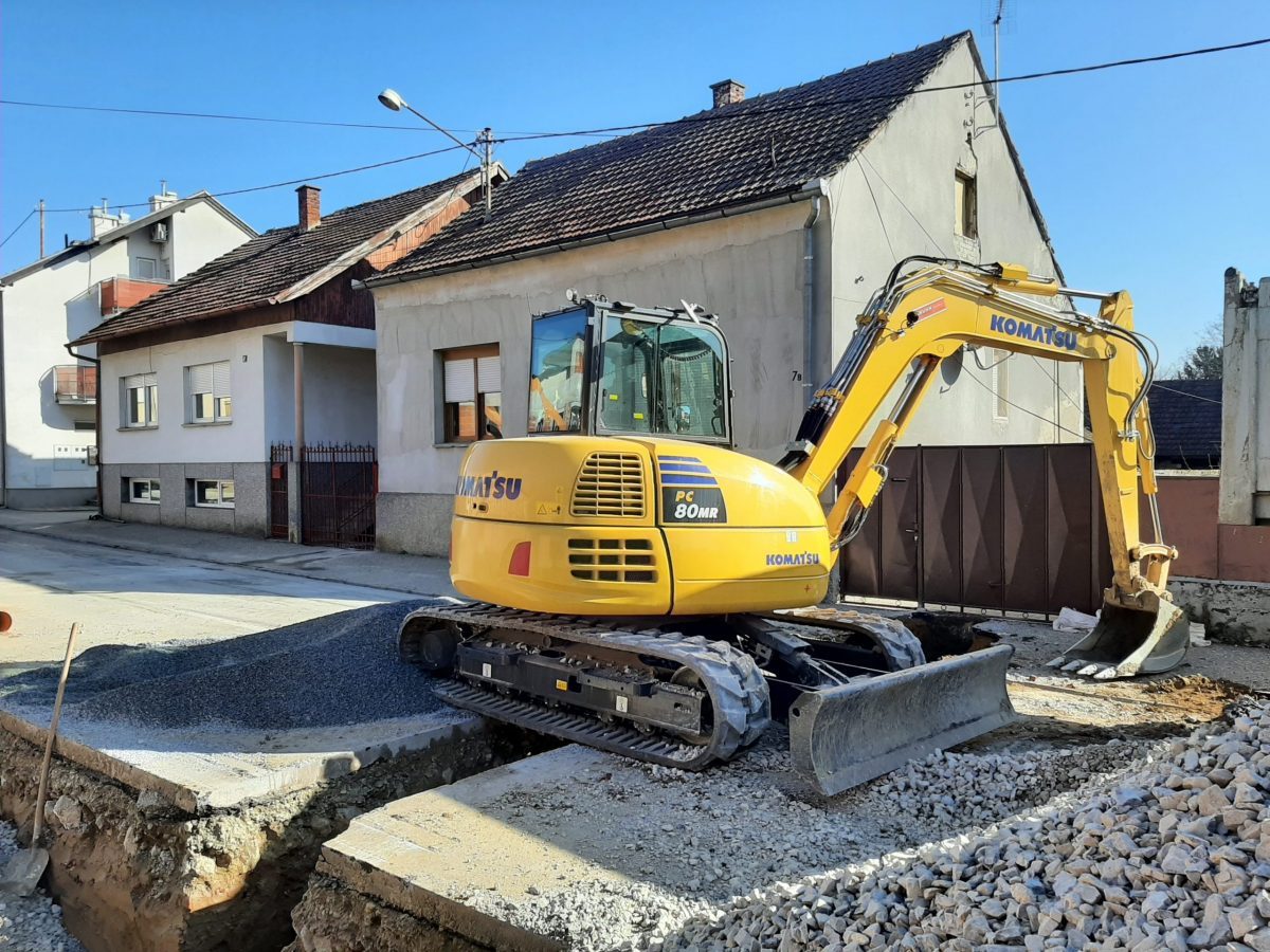 [FOTO] Pokvareni bager blokirao izlaz iz dvorišta. Bišćan: Danas će biti sve riješeno!