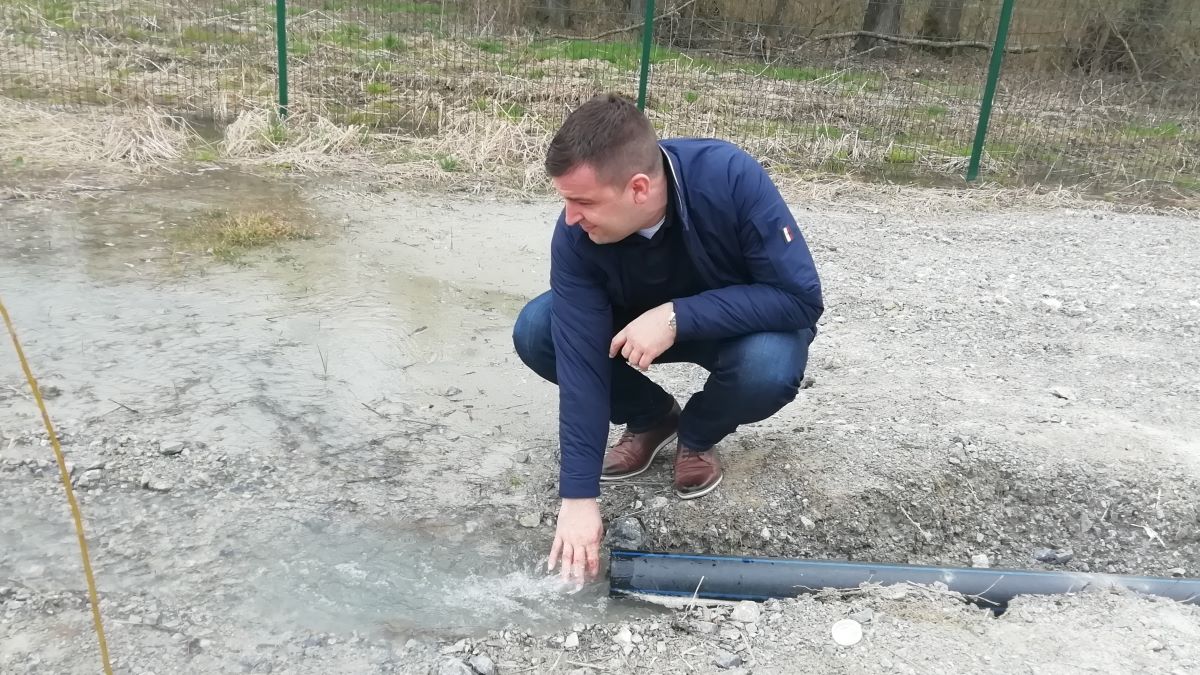 Gradonačelnik Dario Hrebak osobno se uvjerava u toplinu vode s izvora u Velikom Konrenovu