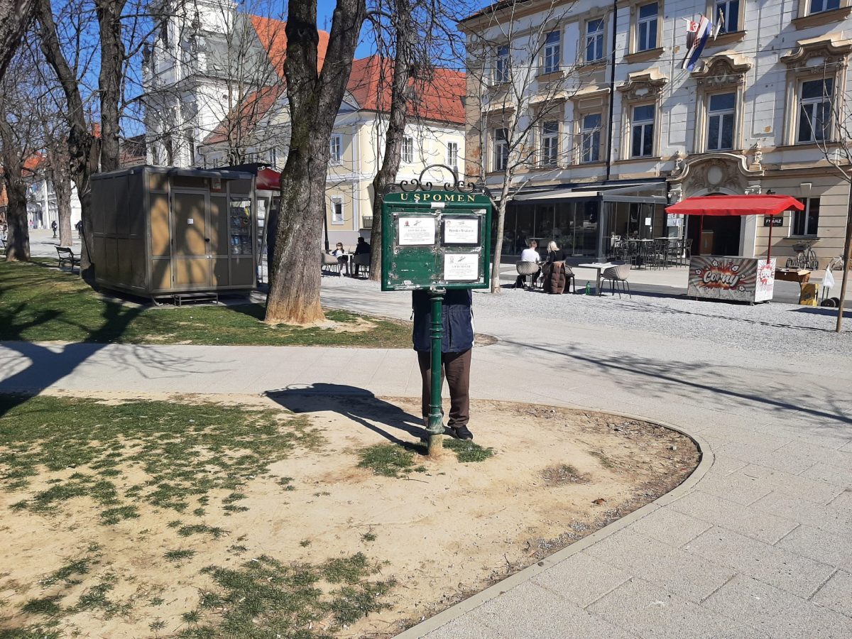 Hoće li se itko konačno sjetiti pomaknuti ploču s osmrtnicima s travnjaka do pješačke staze?