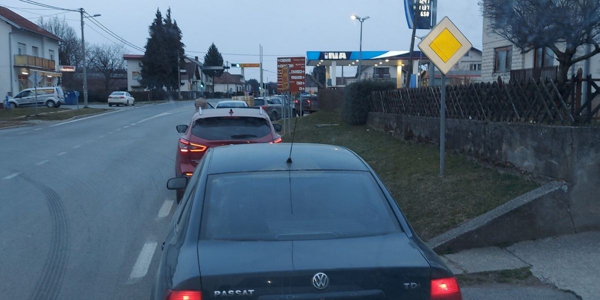 [FOTO] Redovi ispred benzinskih postaja, građani u strahu od velikih poskupljenja