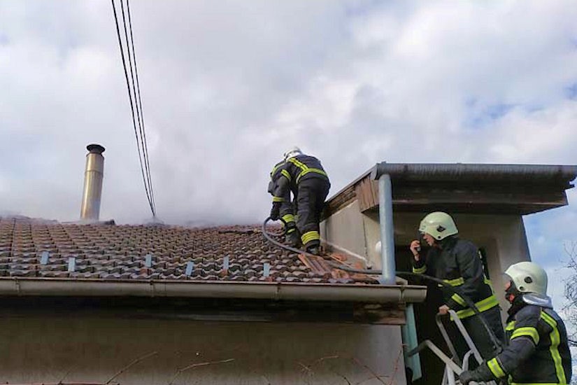 Požar na krovištu kuće u Ždralovima