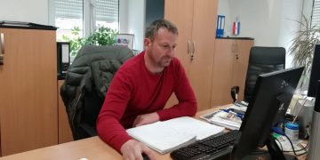 Kapela nastavlja raditi na beskonačkom problemu u općini