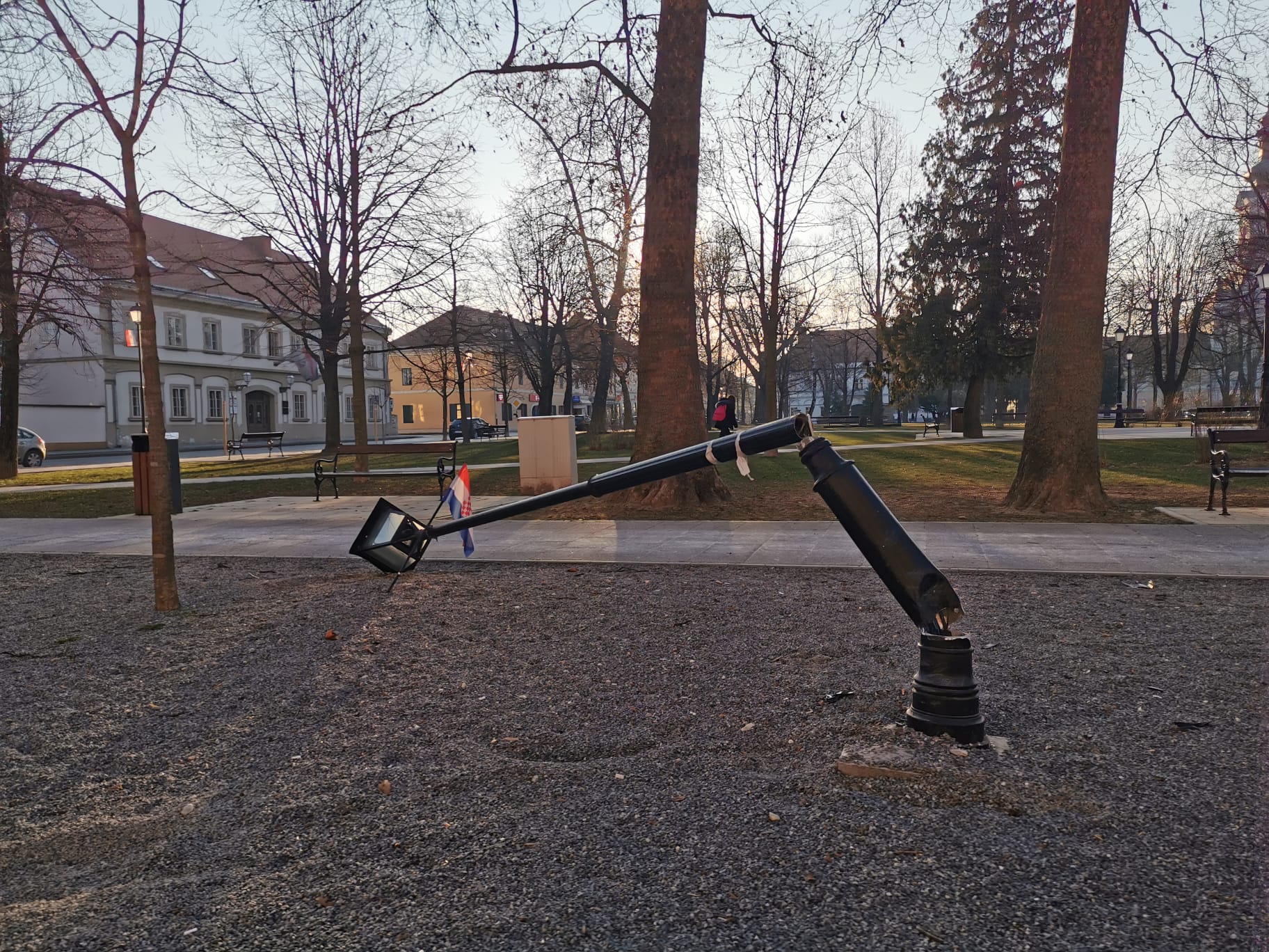 Noćas je 'pala' lampa u središnjem bjelovarskom parku