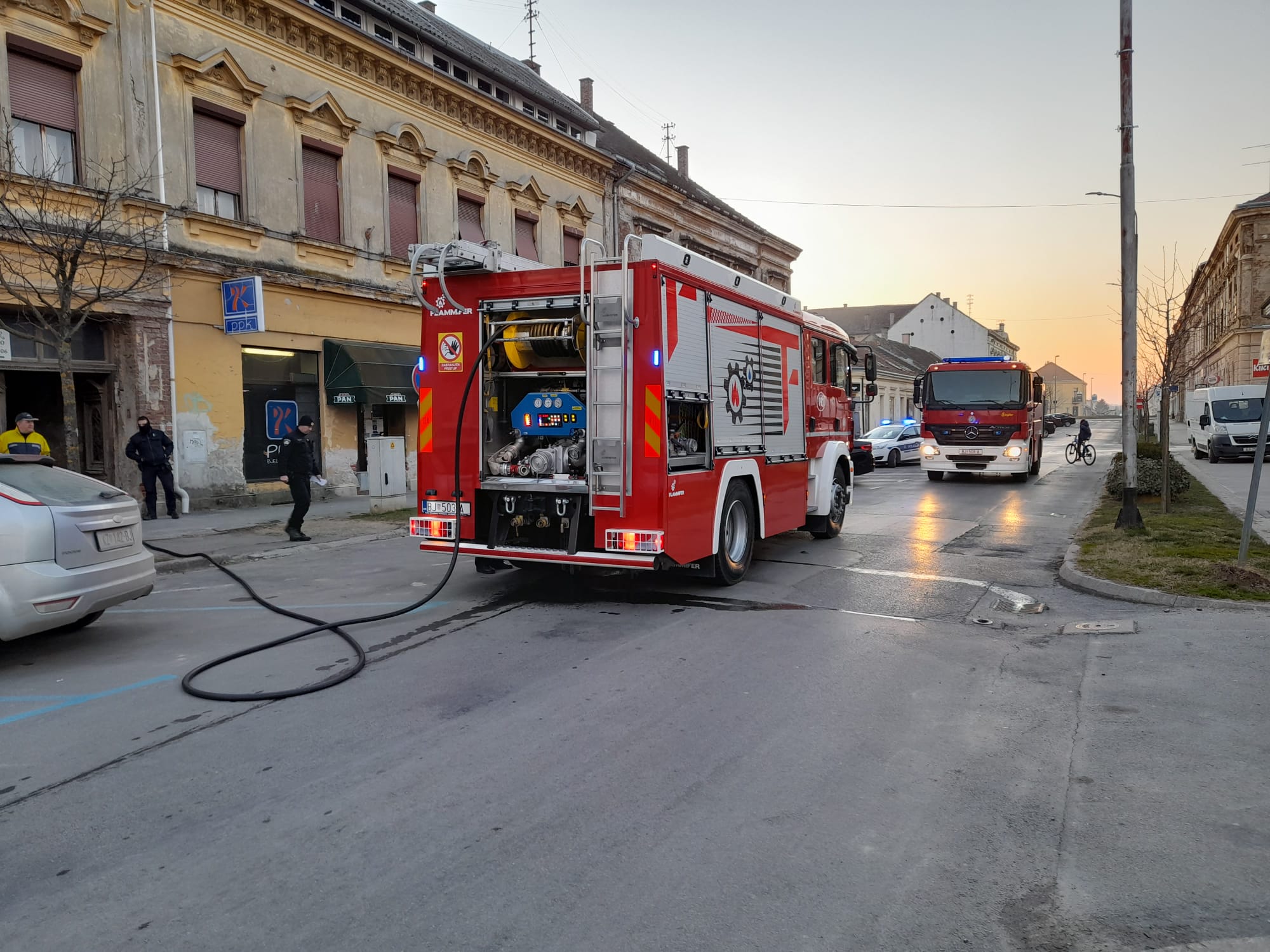 [FOTO] Požar u središtu Bjelovara, na terenu vatrogasci i policija