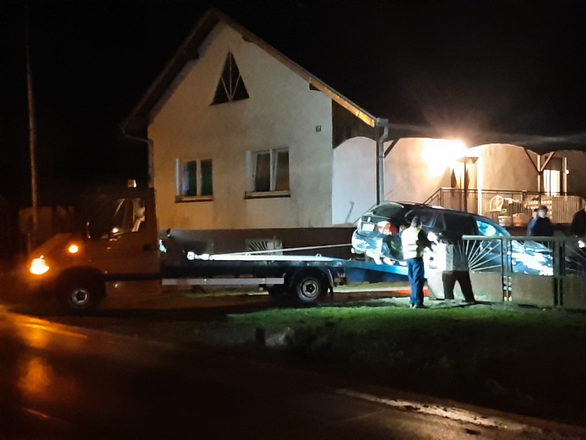 [FOTO] Automobil u Rovišću sletio s ceste, vozačica hitno prevezena u bjelovarsku bolnicu