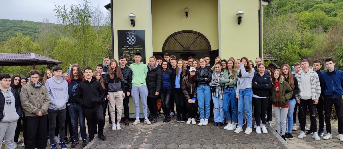 [FOTO] Srednjoškolci u dva dana terenske nastave upoznali ratni put bjelovarsko-bilogorskih branitelja. Evo gdje su sve bili
