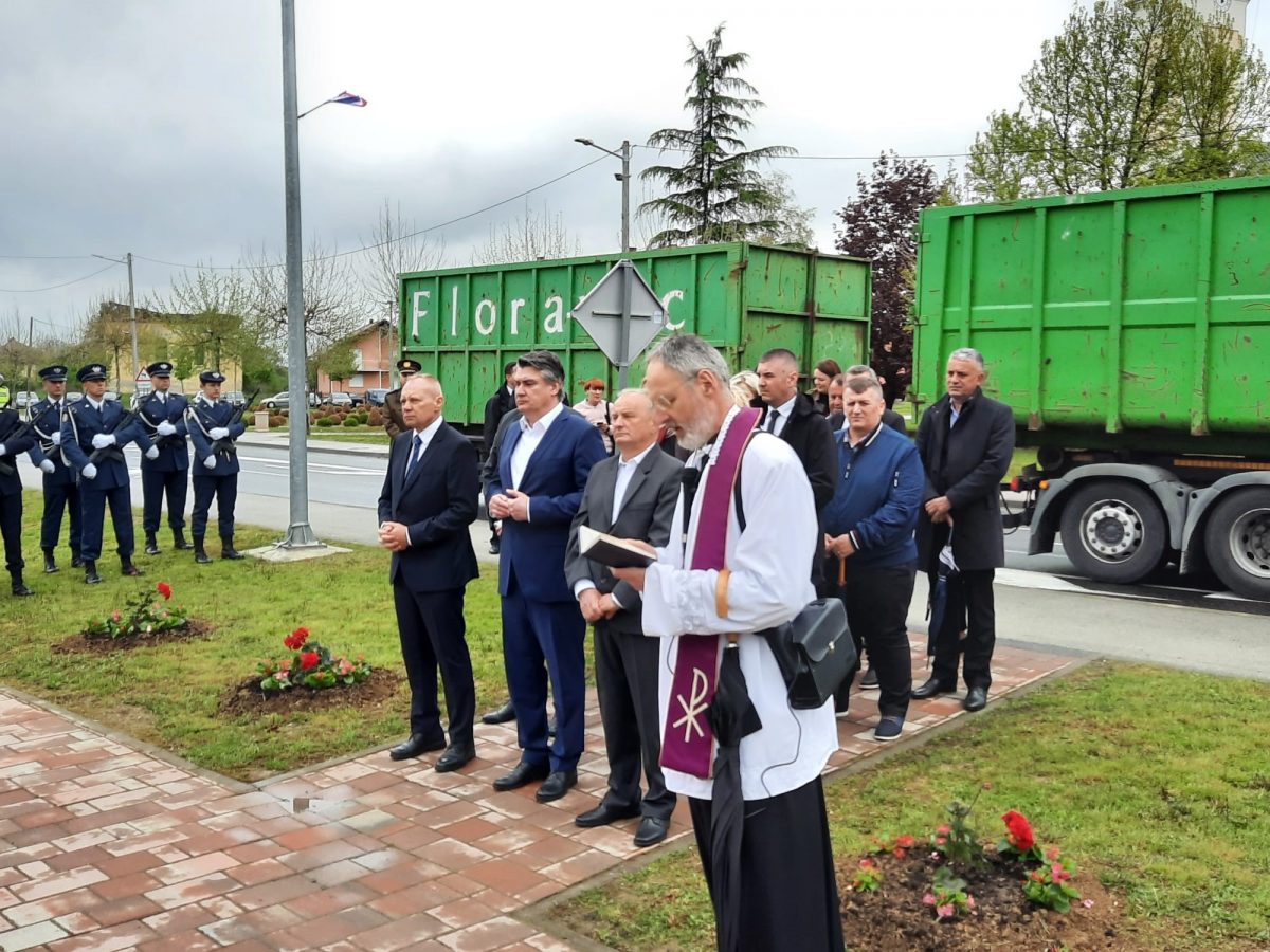 [FOTO] Milanović stigao u Rovišće i s načelnikom položio vijenac kod spomenika poginulim braniteljima
