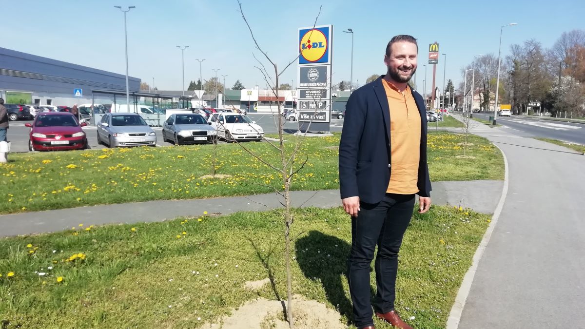 Novo zelenilo u gradu! Likvidambar i hibiskus pronašli dom u Bjelovaru