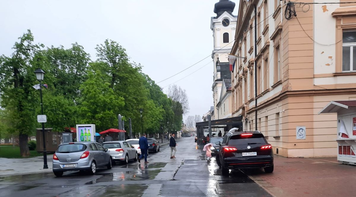 Neviđeni vandalizam, skupina slavljenika odlučila parkirati baš na sredini korza, kod katedrale