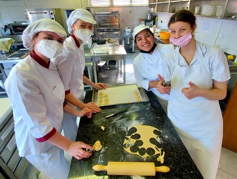 [FOTO] Učenici iz Bjelovara, Češke i Slovačke spravljali delicije i uživali u druženju