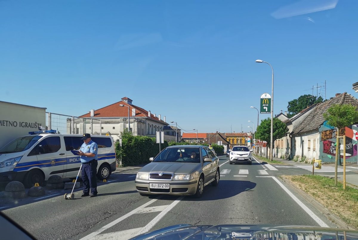 Policijski kombi zabio se u zid Starog rukometnog igrališta