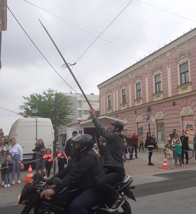 Kako su se glumci snašli u ulogama izložaka, knjižničara i motoalkara?