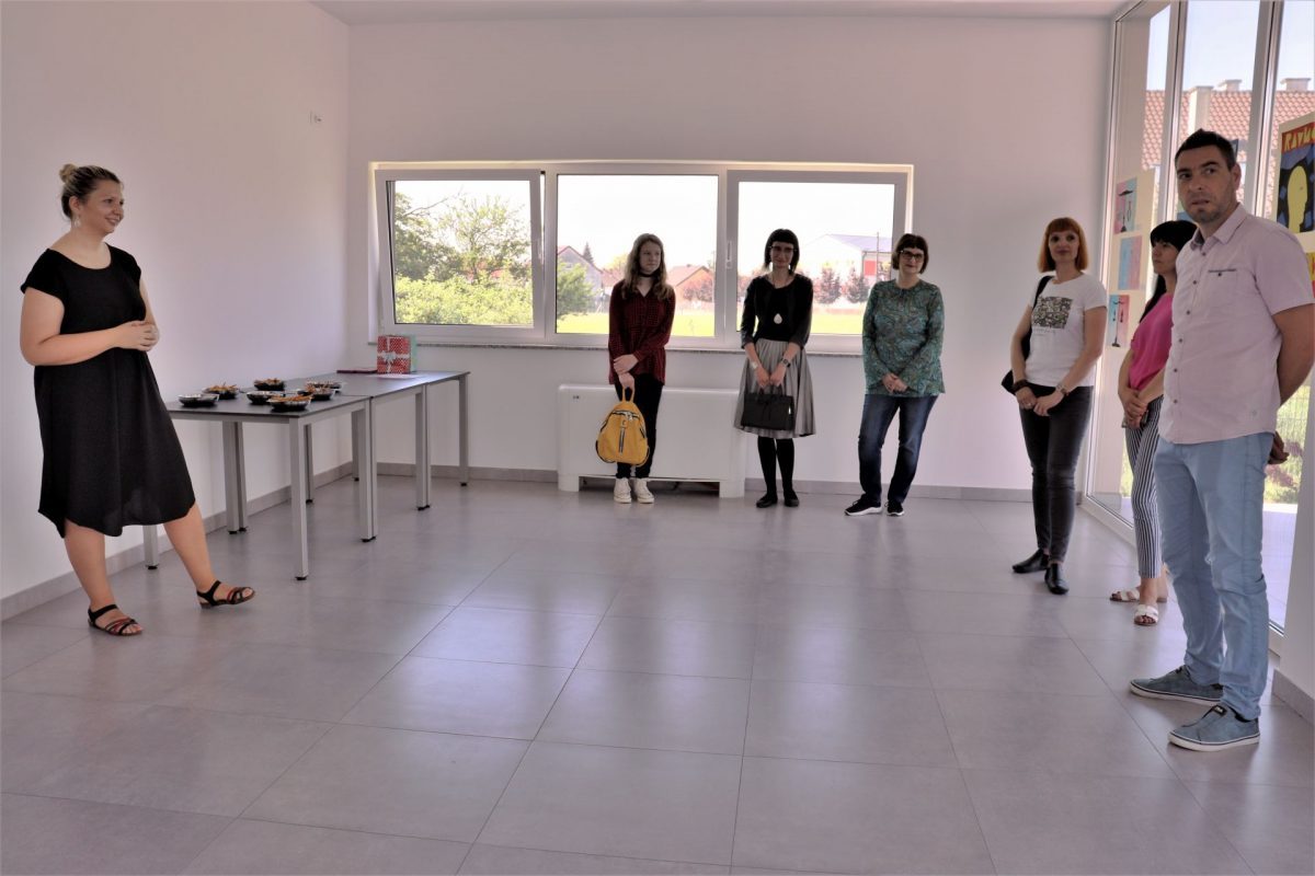 U Osnovnoj školi u Rovišću otvorena izložba radova učenika iz cijele Hrvatske