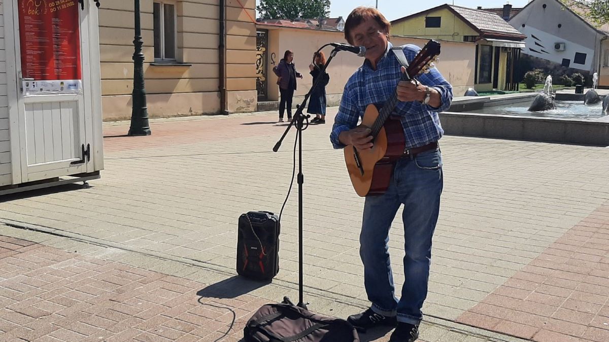 Ulični svirač svakoga se dana grčevito bori sa svjetskim evergrinima, ali u Bjelovaru sve se može