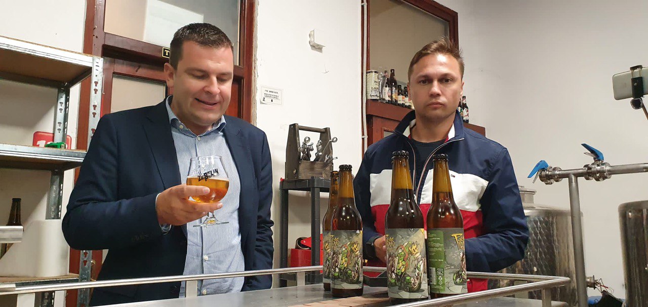 [VIDEO] Bjelovarski gradonačelnik uhvaćen kako pije na poslu!