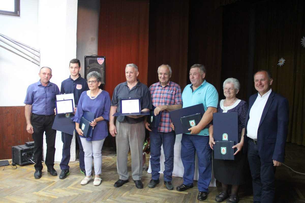 [FOTO] Obilježen Dan Općine Ivanska. Vatromet i paljenje Ivanačkog krijesa oduševili posjetitelje