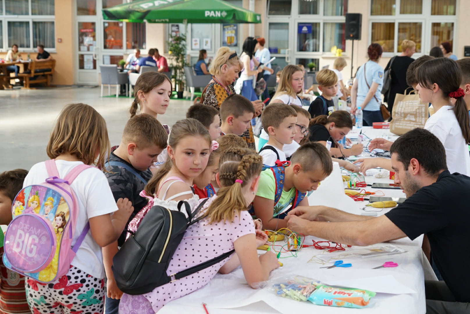 Tisuću klinaca iz cijele Hrvatske svirat će Robićeve pjesme na bananama i hodati po jajima